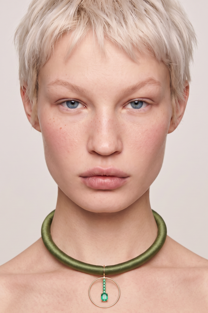 Collier en Cordon de Soie avec Pendentif en Émeraude