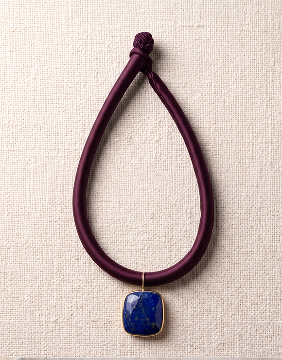 Collier en Cordon de Soie avec Pendentif en Lapis-Lazuli