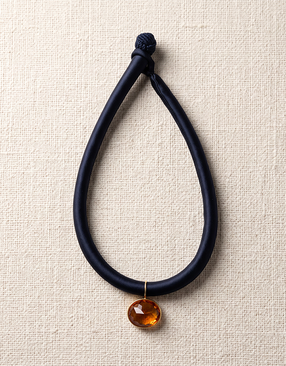 Collier en Cordon de Soie avec Pendentif en Citrine de Feu