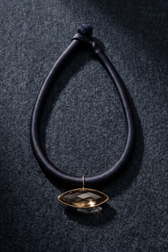 Collier en Cordon de Soie avec Pendentif en Quartz Fumé